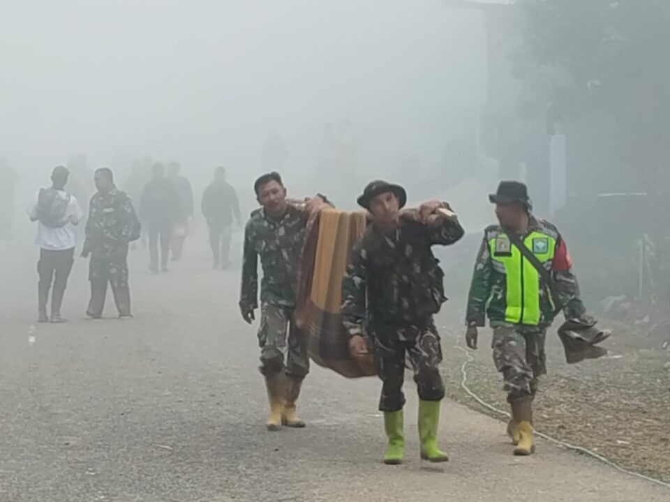 Evakuasi Pasangan Lansia, Satgas Penanggulangan Bencana Alam Terobos Wilayah Terisolir