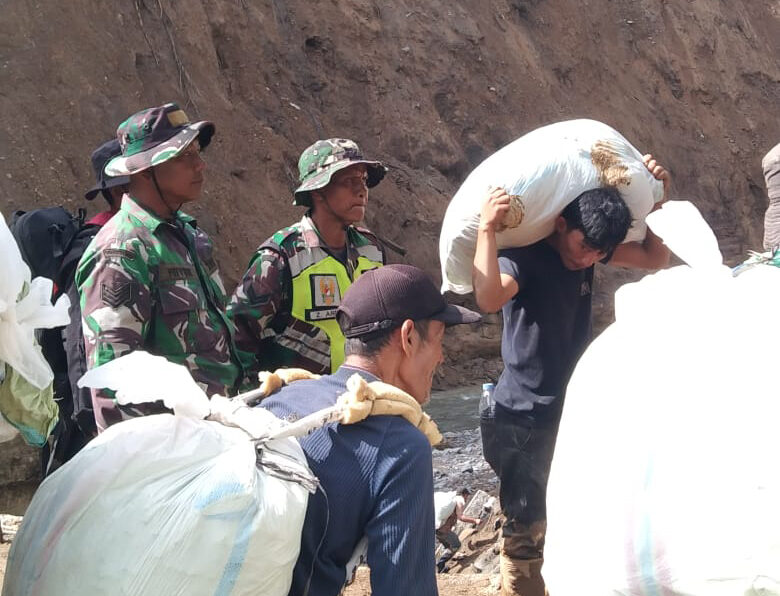 Akses Bireuen–Takengon Terputus, Prajurit TNI Dampingi Warga Lalui Jalur Darurat