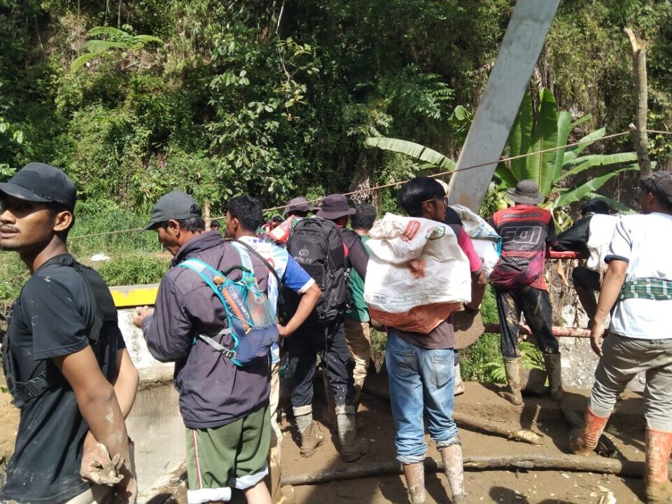 Akses Bireuen–Takengon Terputus, Prajurit TNI Dampingi Warga Lalui Jalur Darurat