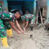 Pulihkan Lingkungan Pascabanjir, Satgas Gulbencal Yonif TP 905 Manduamas dan Koramil Batangtoru Bersihkan Pasar dan Permukiman Warga