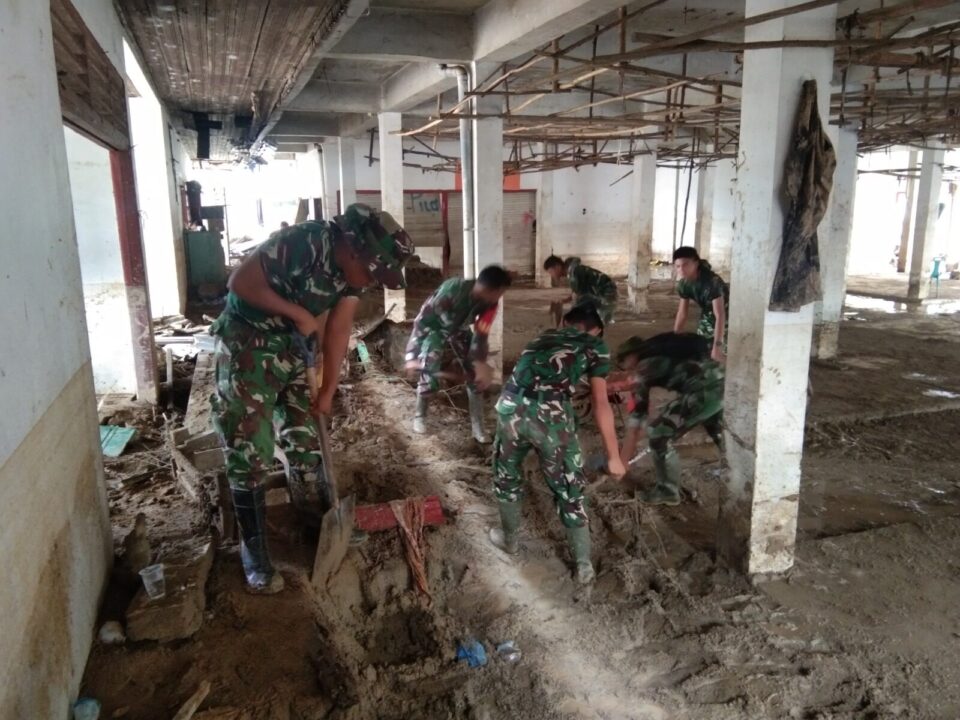 Pulihkan Lingkungan Pascabanjir, Satgas Gulbencal Yonif TP 905 Manduamas dan Koramil Batangtoru Bersihkan Pasar dan Permukiman Warga