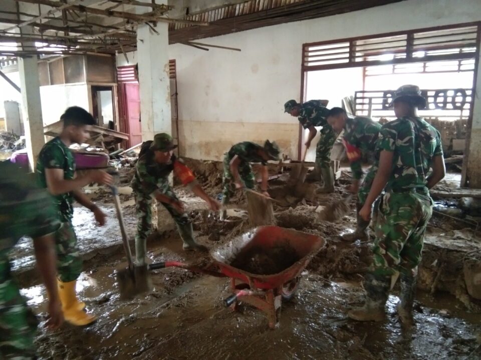 Pulihkan Lingkungan Pascabanjir, Satgas Gulbencal Yonif TP 905 Manduamas dan Koramil Batangtoru Bersihkan Pasar dan Permukiman Warga