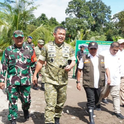 Kasad Dampingi Presiden RI Pastikan Akses Warga Pascagalodo di Sumatera Barat Pulih