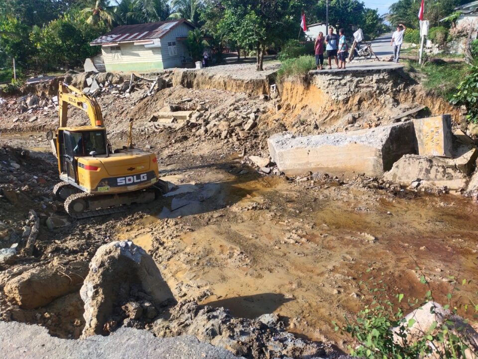 Akses Terputus Mulai Dipulihkan, Satgas Gulbencal Kodam I/BB Bangun Jembatan Aramco