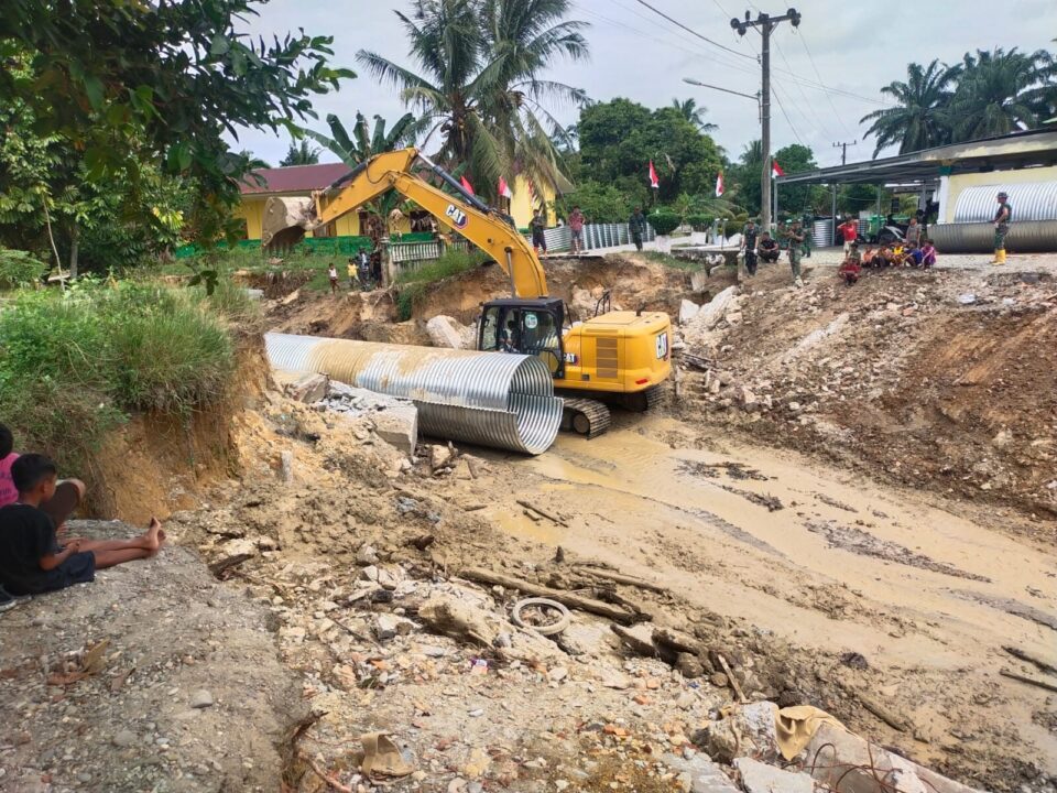 Akses Terputus Mulai Dipulihkan, Satgas Gulbencal Kodam I/BB Bangun Jembatan Aramco