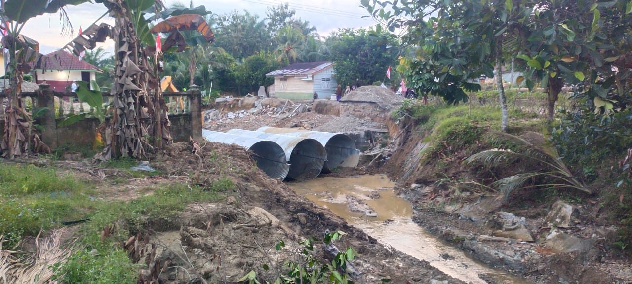 Akses Terputus Mulai Dipulihkan, Satgas Gulbencal Kodam I/BB Bangun Jembatan Aramco