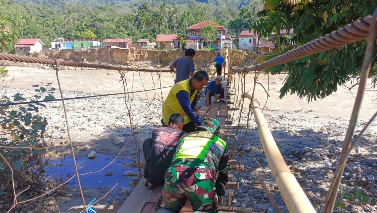 Rusak Akibat Banjir, Prajurit Kodam IM dan Warga Perbaiki Jembatan Gantung di Aceh Tenggara