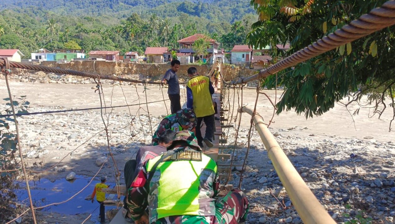 Rusak Akibat Banjir, Prajurit Kodam IM dan Warga Perbaiki Jembatan Gantung di Aceh Tenggara