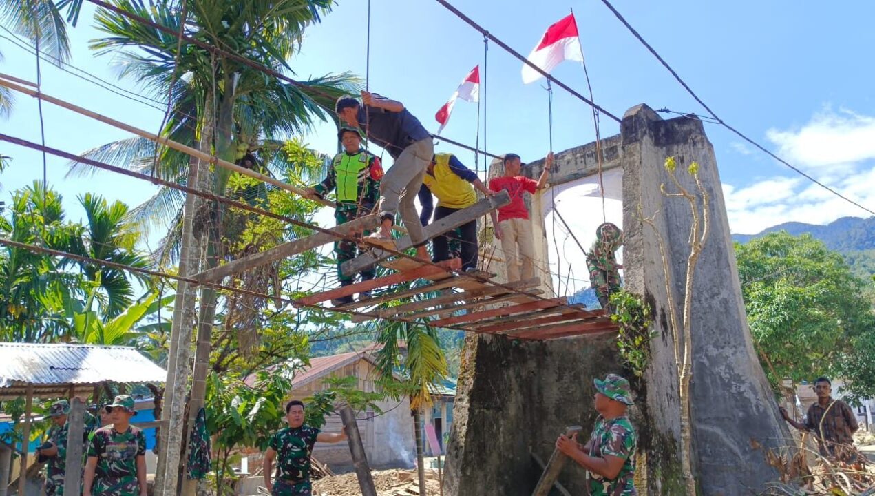 Rusak Akibat Banjir, Prajurit Kodam IM dan Warga Perbaiki Jembatan Gantung di Aceh Tenggara