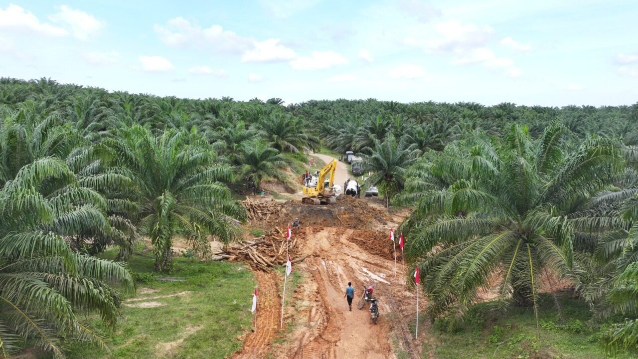 Personel TNI AD Bangun Jembatan Armco, Akses Warga Leupon–Lhok Lemak Kembali Normal Pasca Banjir