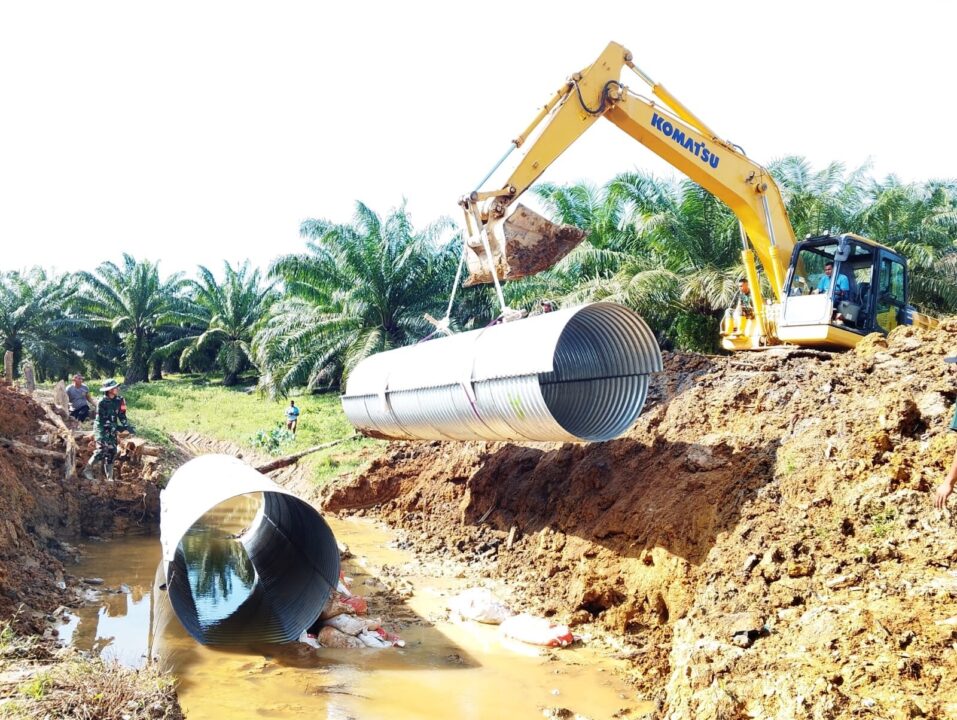 Personel TNI AD Bangun Jembatan Armco, Akses Warga Leupon–Lhok Lemak Kembali Normal Pasca Banjir