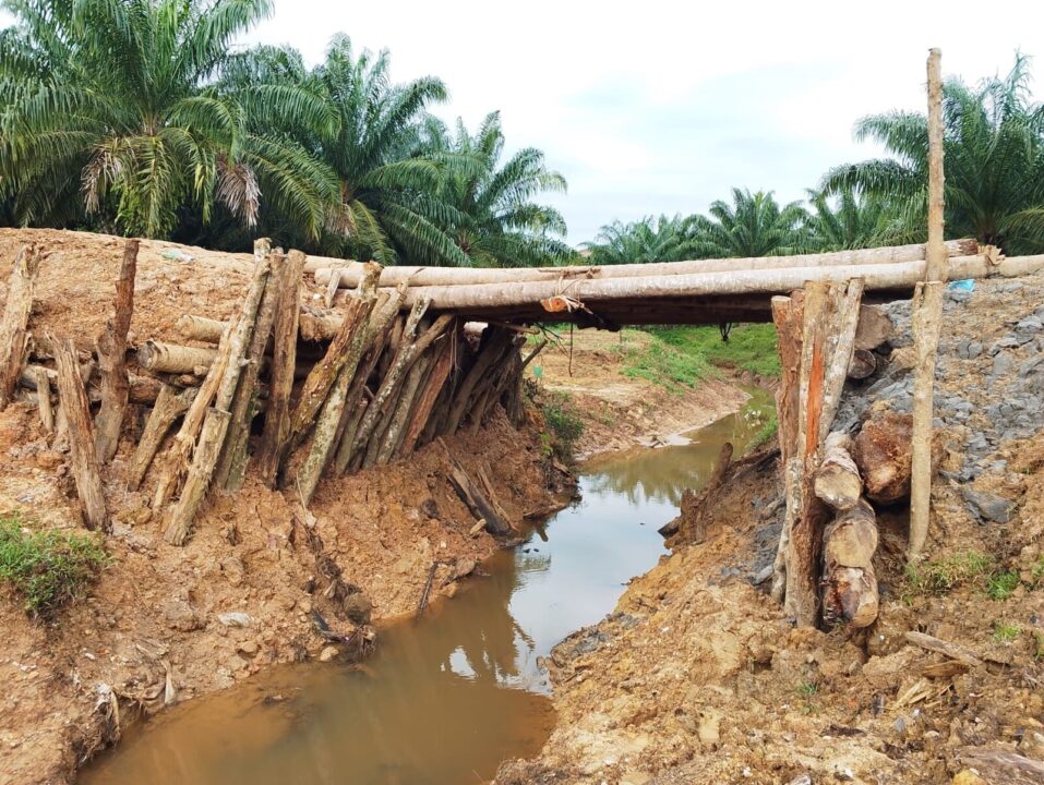 Personel TNI AD Bangun Jembatan Armco, Akses Warga Leupon–Lhok Lemak Kembali Normal Pasca Banjir