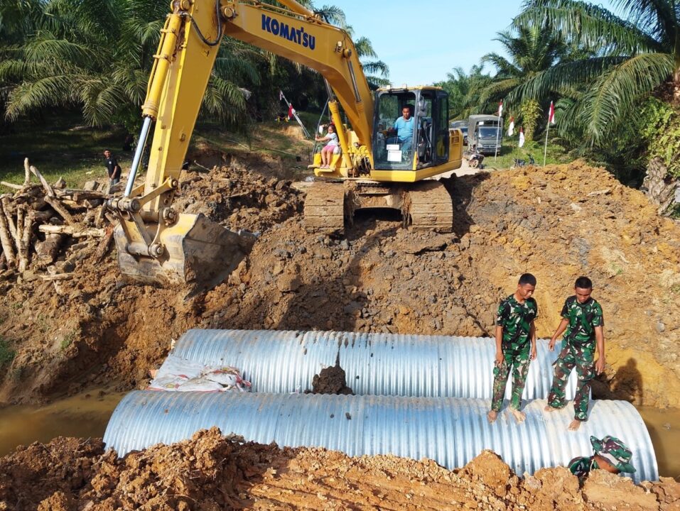 Personel TNI AD Bangun Jembatan Armco, Akses Warga Leupon–Lhok Lemak Kembali Normal Pasca Banjir