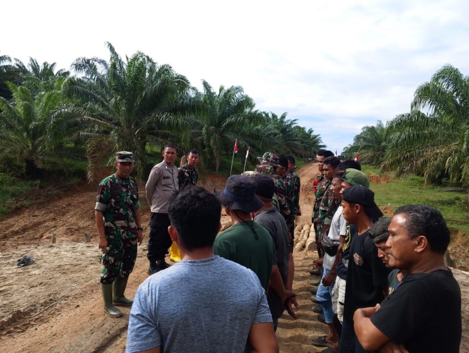 Personel TNI AD Bangun Jembatan Armco, Akses Warga Leupon–Lhok Lemak Kembali Normal Pasca Banjir