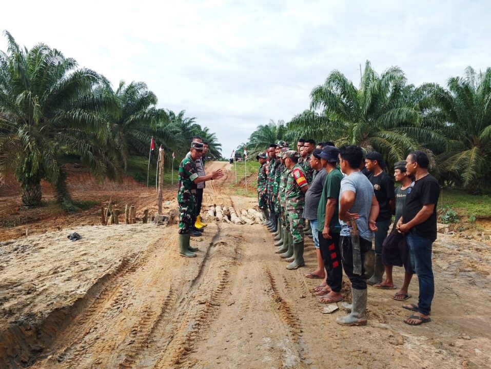 Personel TNI AD Bangun Jembatan Armco, Akses Warga Leupon–Lhok Lemak Kembali Normal Pasca Banjir