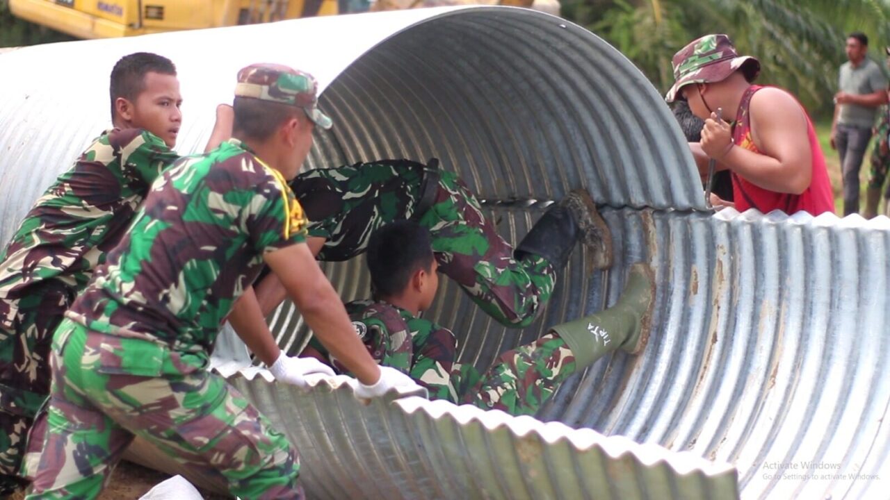 Personel TNI AD Bangun Jembatan Armco, Akses Warga Leupon–Lhok Lemak Kembali Normal Pasca Banjir