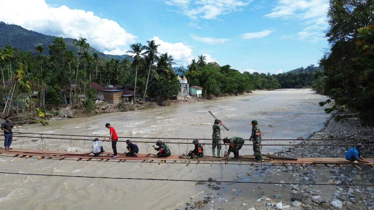 Prajurit Kodam IM Bersama Warga Rampungkan Perbaikan Jembatan Gantung di Aceh Tenggara