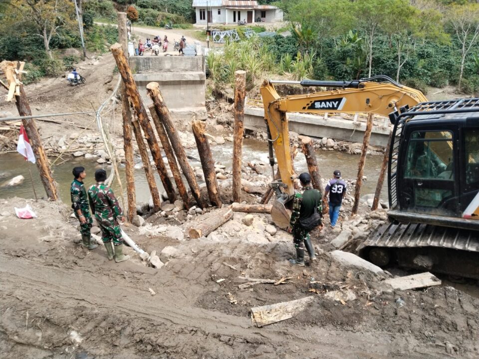 Satgas Gulbencal Bangun Jembatan Bailey di Desa Lot Bener, Bener Meriah