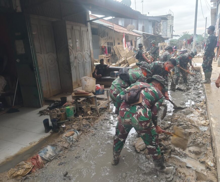 Ratusan Prajurit TNI Bersihkan Pasar Kuala Simpang, Dorong Pemulihan Ekonomi Pascabanjir