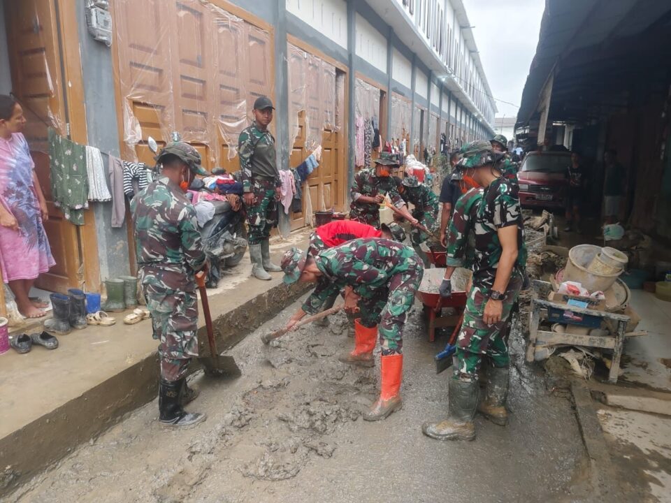 Ratusan Prajurit TNI Bersihkan Pasar Kuala Simpang, Dorong Pemulihan Ekonomi Pascabanjir