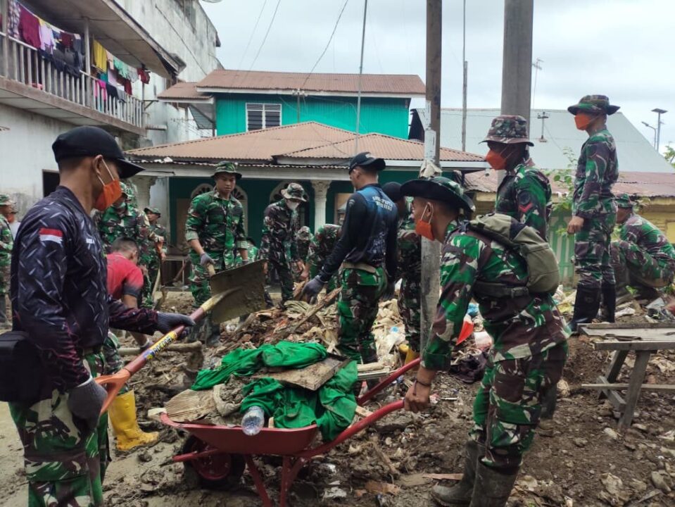 Ratusan Prajurit TNI Bersihkan Pasar Kuala Simpang, Dorong Pemulihan Ekonomi Pascabanjir