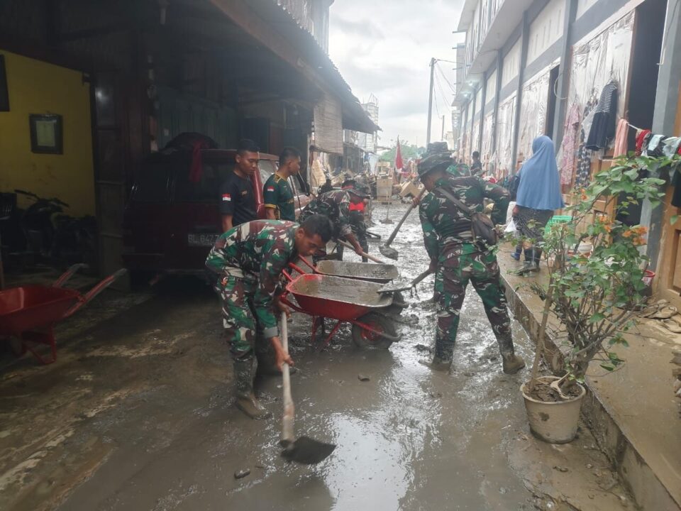 Ratusan Prajurit TNI Bersihkan Pasar Kuala Simpang, Dorong Pemulihan Ekonomi Pascabanjir