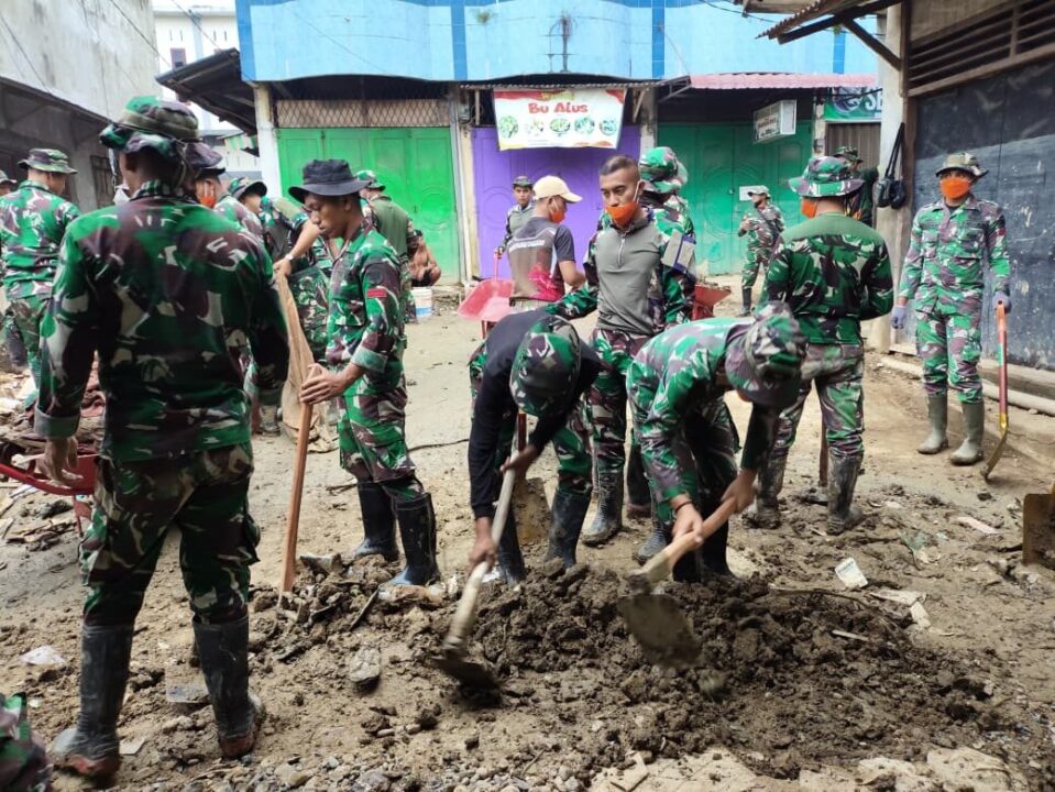 Ratusan Prajurit TNI Bersihkan Pasar Kuala Simpang, Dorong Pemulihan Ekonomi Pascabanjir