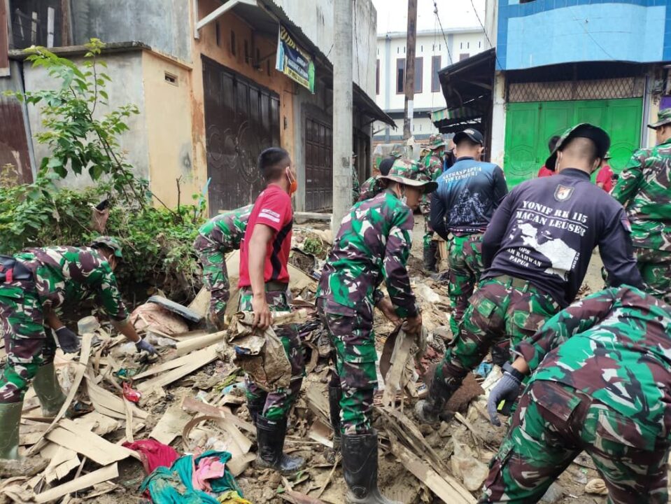 Ratusan Prajurit TNI Bersihkan Pasar Kuala Simpang, Dorong Pemulihan Ekonomi Pascabanjir