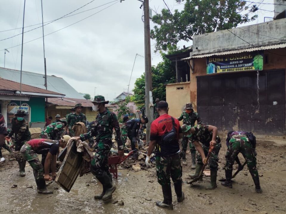 Ratusan Prajurit TNI Bersihkan Pasar Kuala Simpang, Dorong Pemulihan Ekonomi Pascabanjir