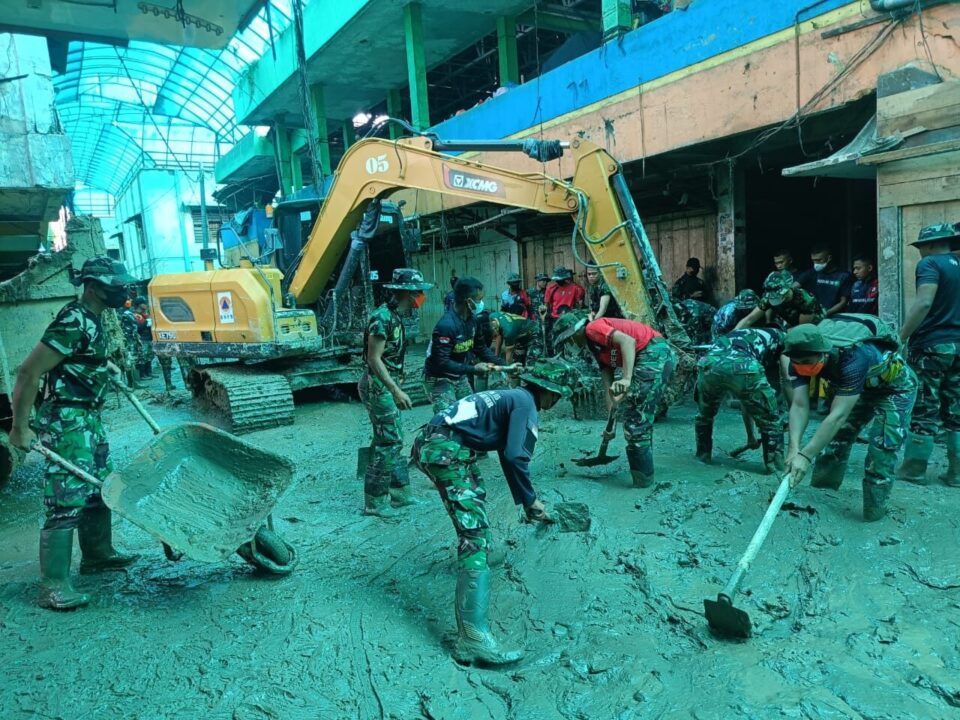 Yonif 115/Macan Leuser dan BNPB Bersihkan Pasar Kota Hongkong Aceh Tamiang