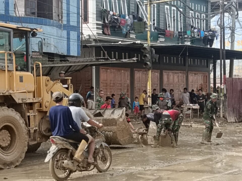 Yonif 115/Macan Leuser dan BNPB Bersihkan Pasar Kota Hongkong Aceh Tamiang