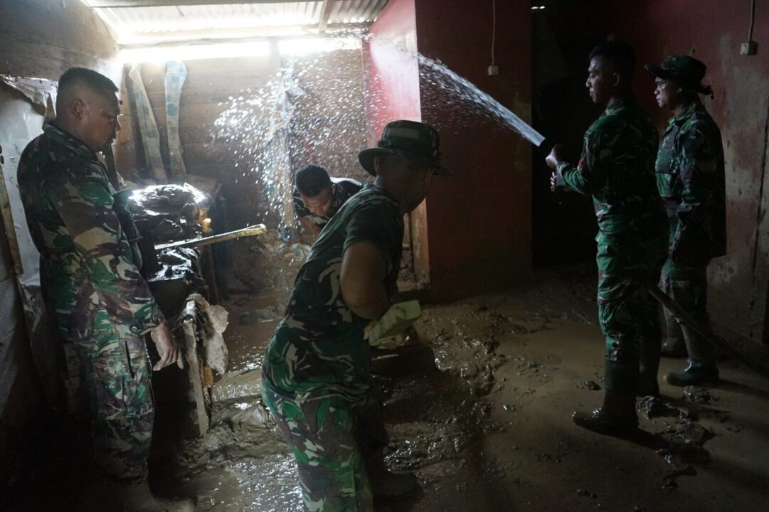 TNI AD kerahkan Damkar Bantu Pemulihan Fasilitas Umum Pascabanjir Bandang di Aceh Tamiang