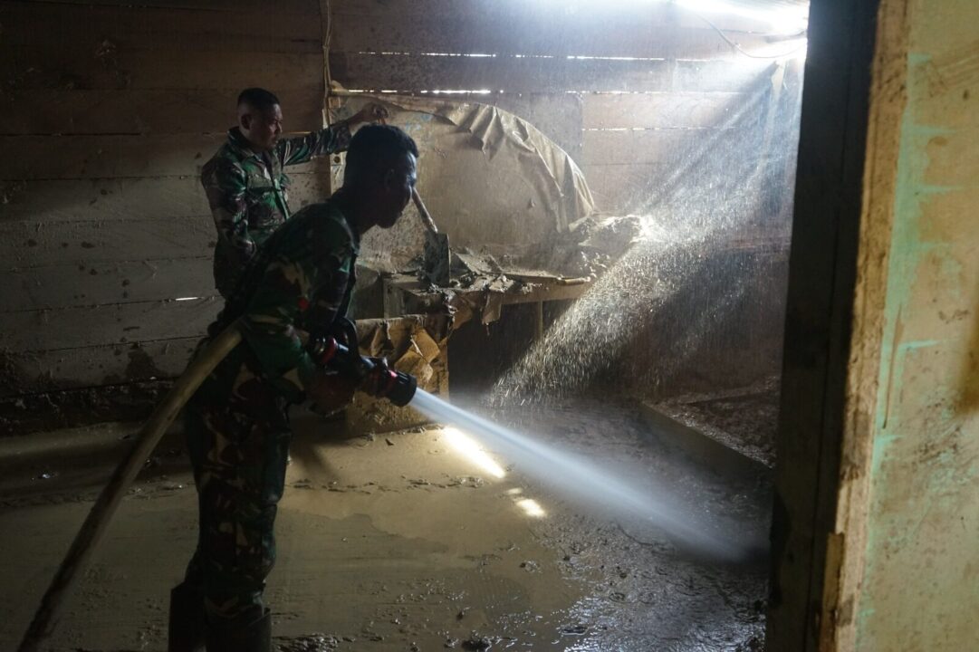 TNI AD kerahkan Damkar Bantu Pemulihan Fasilitas Umum Pascabanjir Bandang di Aceh Tamiang