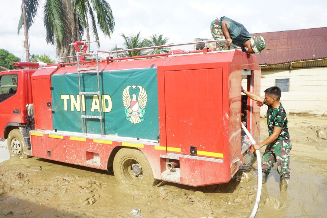 TNI AD kerahkan Damkar Bantu Pemulihan Fasilitas Umum Pascabanjir Bandang di Aceh Tamiang