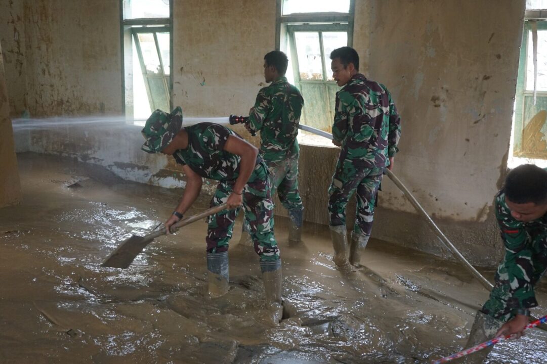 TNI AD kerahkan Damkar Bantu Pemulihan Fasilitas Umum Pascabanjir Bandang di Aceh Tamiang