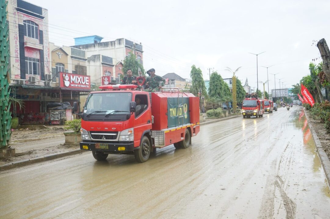 TNI AD kerahkan Damkar Bantu Pemulihan Fasilitas Umum Pascabanjir Bandang di Aceh Tamiang