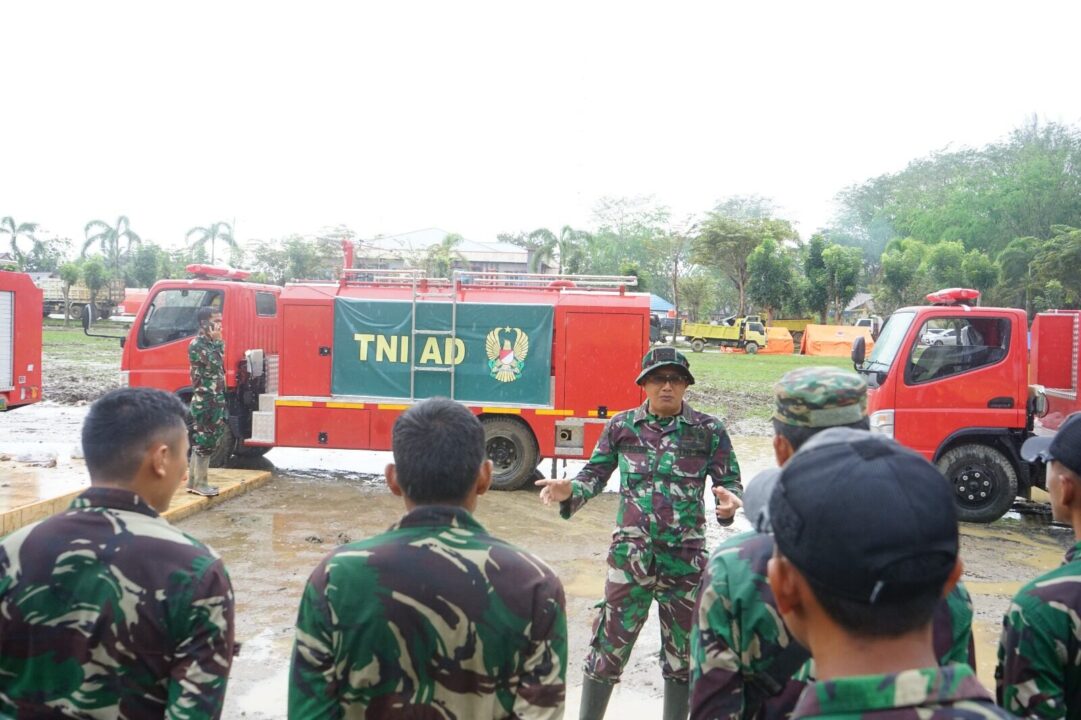TNI AD kerahkan Damkar Bantu Pemulihan Fasilitas Umum Pascabanjir Bandang di Aceh Tamiang