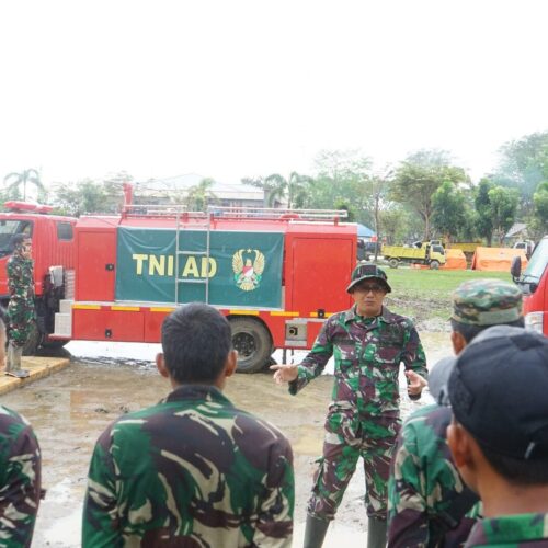 TNI AD kerahkan Damkar Bantu Pemulihan Fasilitas Umum Pascabanjir Bandang di Aceh Tamiang