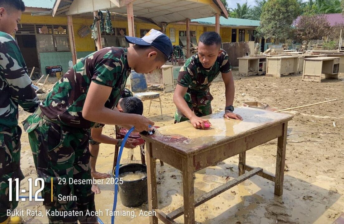 Prajurit Yonif TP 857/GG Bersihkan SD Negeri Tanjung Mancang, Wujud Nyata Peran TNI AD di Tengah Rakyat