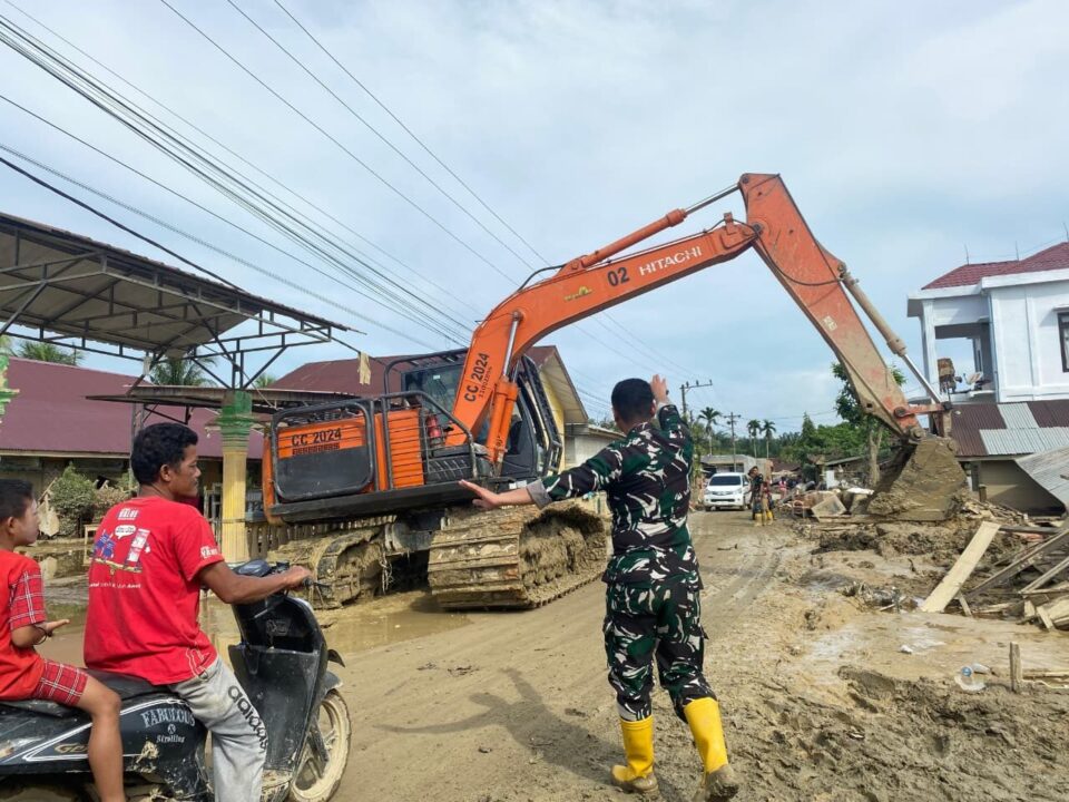 Prajurit Yonif TP 857/GG Bersihkan SD Negeri Tanjung Mancang, Wujud Nyata Peran TNI AD di Tengah Rakyat