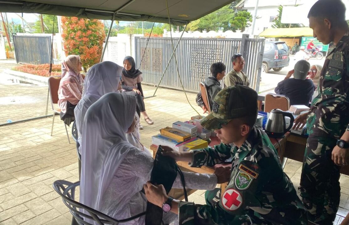 Terobos Pedalaman Gayo Lues, Tim Kesehatan Gabungan TNI dan Relawan Layani Korban Banjir