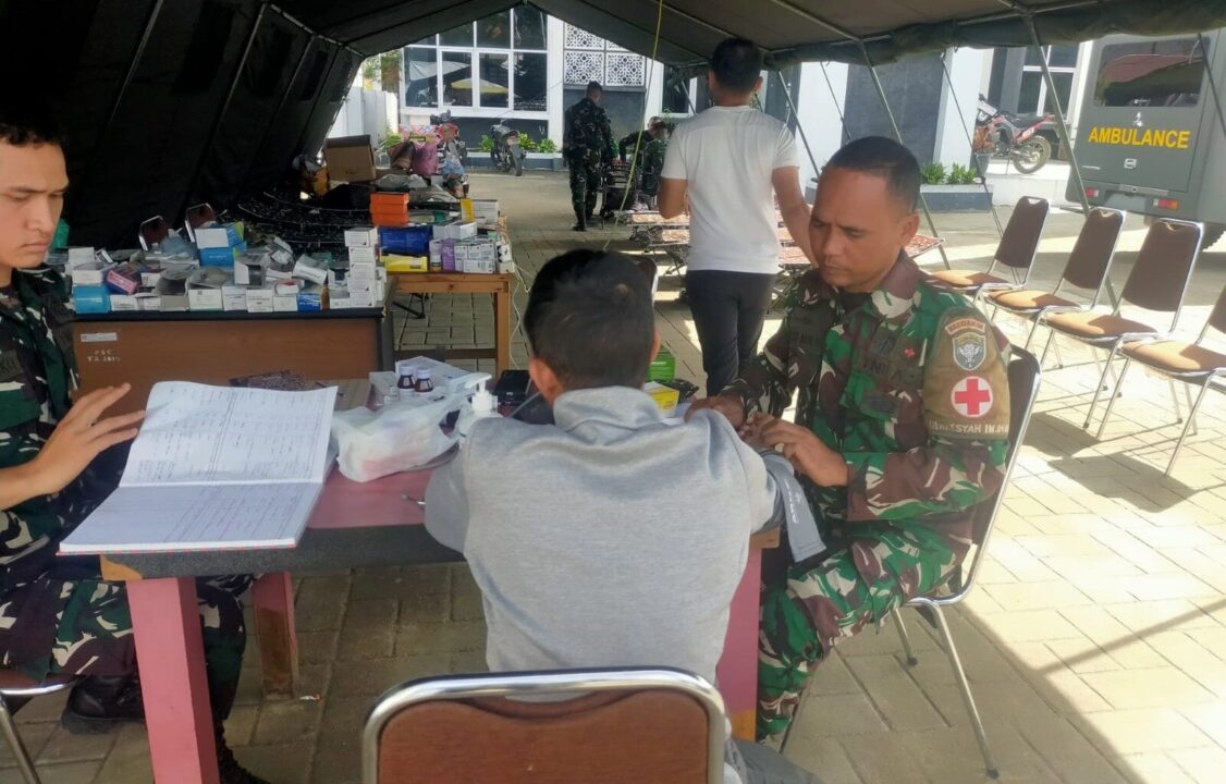 Terobos Pedalaman Gayo Lues, Tim Kesehatan Gabungan TNI dan Relawan Layani Korban Banjir