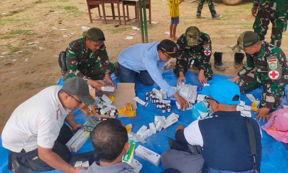 Terobos Pedalaman Gayo Lues, Tim Kesehatan Gabungan TNI dan Relawan Layani Korban Banjir