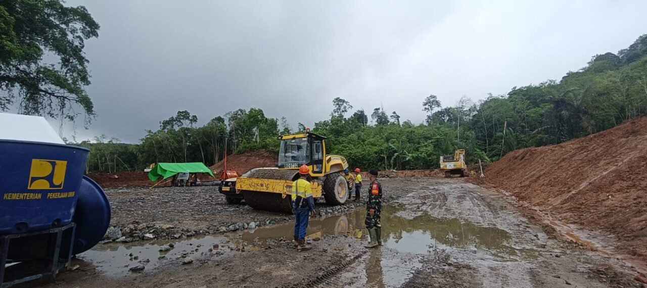 Satgas Kodim 0212/TS Tinjau Lahan Huntara Untuk Korban Banjir dan Longsor di Batang Toru