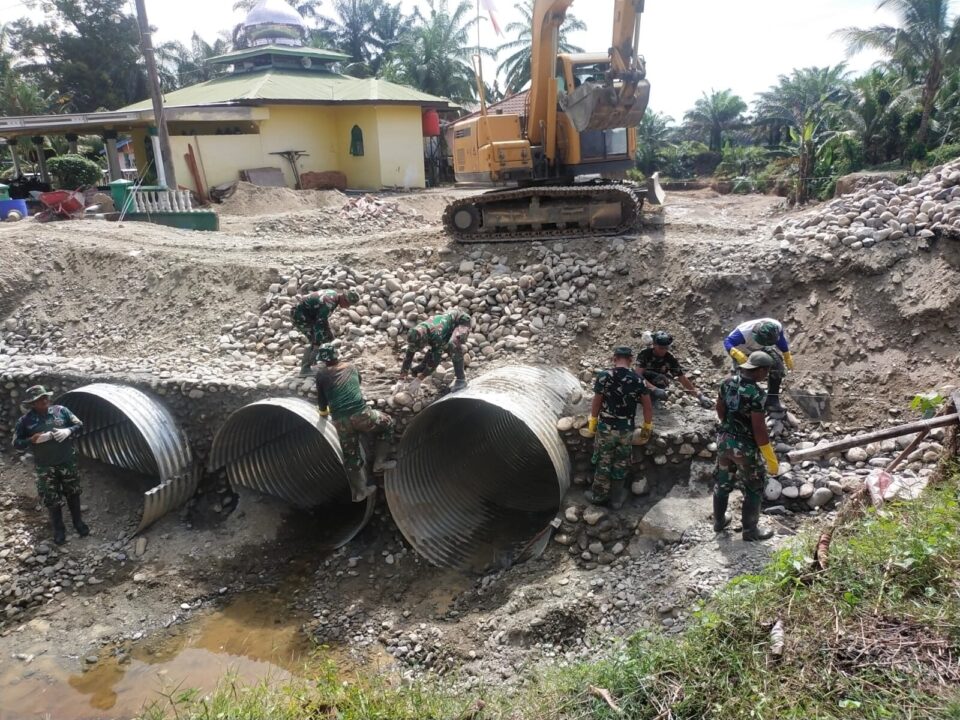 Satgas Gulbencal Kodam I/BB Percepat Pembangunan Jembatan Armco di Desa Sei Litur Tasik
