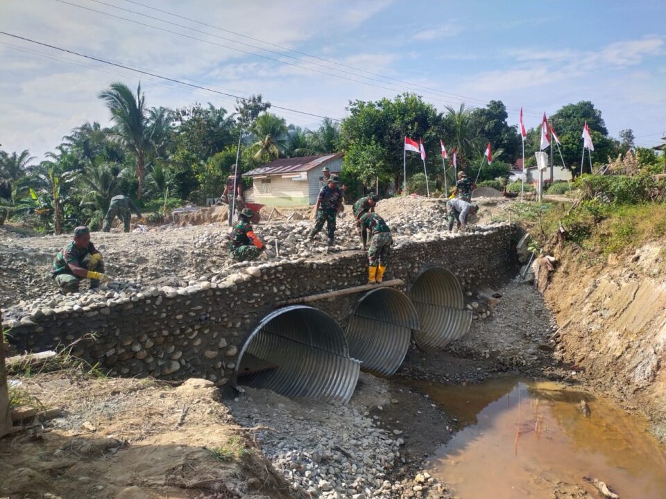 Satgas Gulbencal Kodam I/BB Percepat Pembangunan Jembatan Armco di Desa Sei Litur Tasik