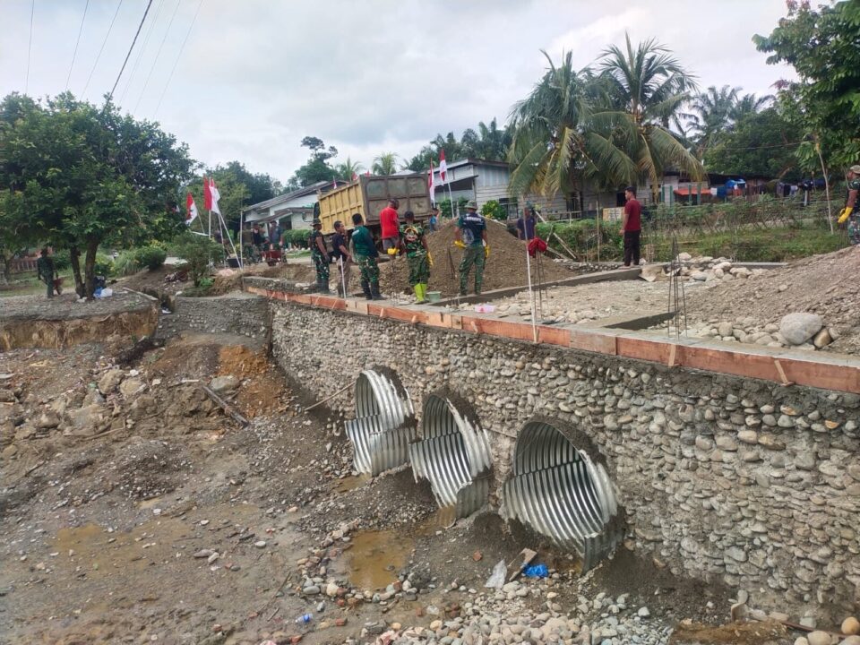 Satgas Gulbencal Kodam I/BB Percepat Pembangunan Jembatan Armco di Desa Sei Litur Tasik
