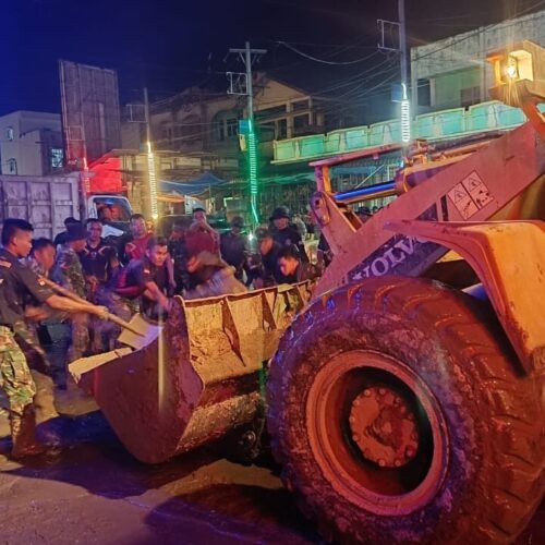 Lembur Hingga Malam, Ratusan Prajurit TNI Bersihkan Pasar Kota Hongkong, Aceh Tamiang