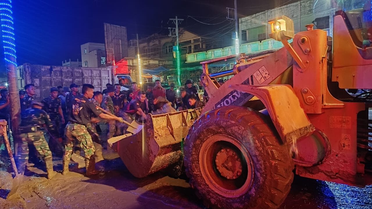 Lembur Hingga Malam, Ratusan Prajurit TNI Bersihkan Pasar Kota Hongkong, Aceh Tamiang