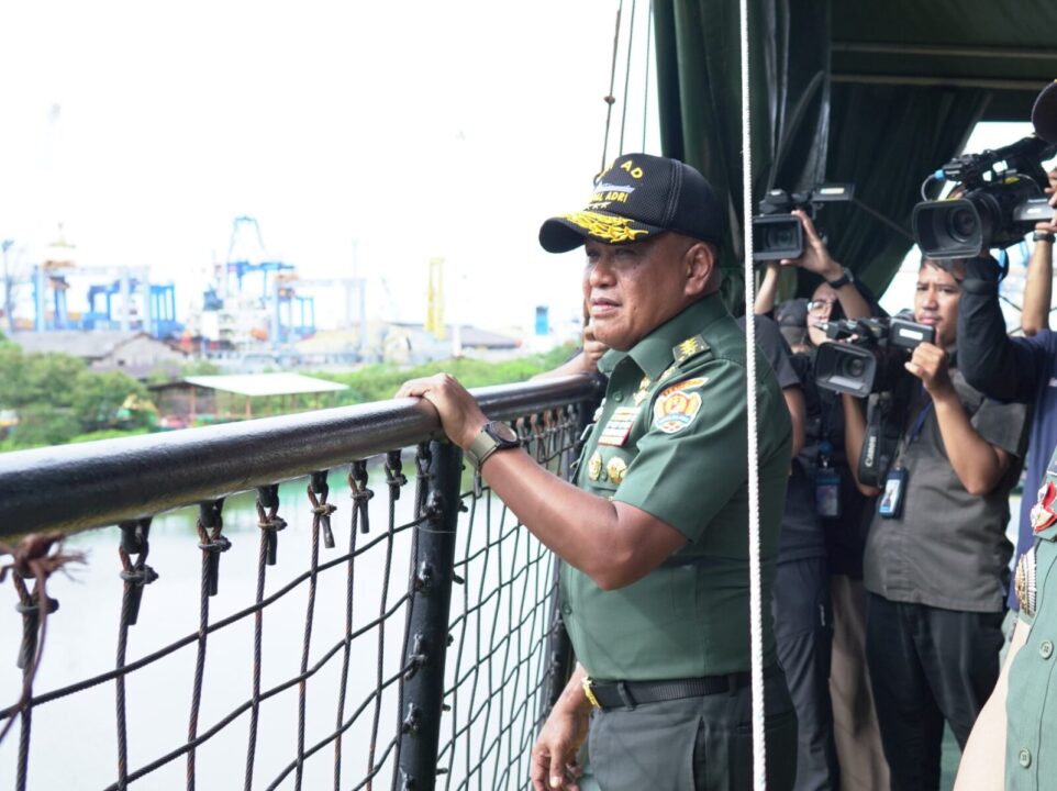 TNI AD Terus Salurkan Bantuan, Kapal ADRI XLIX Dikirim ke Wilayah Bencana Sumatera